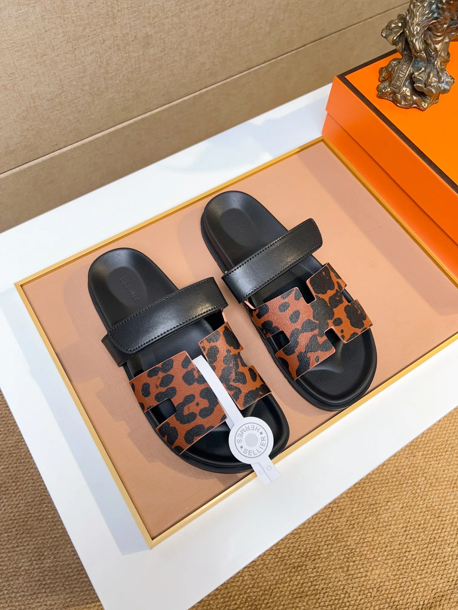 Men's clothing and shoes 💰340 💅💅💅 new arrival. Hermes Hermes official website latest counter synchronized new oran color leather H slippers, the original Paris version flew back to the original model and opened the mold to make it perfectly🍌The highest quality Sincerity, you can enter and leave the counter at will [Deyi] The upper is made of original customized  colored palm prints, crocodile print, ostrich print, colored cow leather, colored cow suede, 🤔 horse hair, 🥳 colored diamonds, 🥰 3D printing, and other genuine leather slippers, imported cow pattern foot pad lining, Italian  latest original genuine leather combination outsole Code number: 38-48 (customized at 46.47.48) Can be made into picture combination sole with genuine leather pattern and ordinary molded outsole